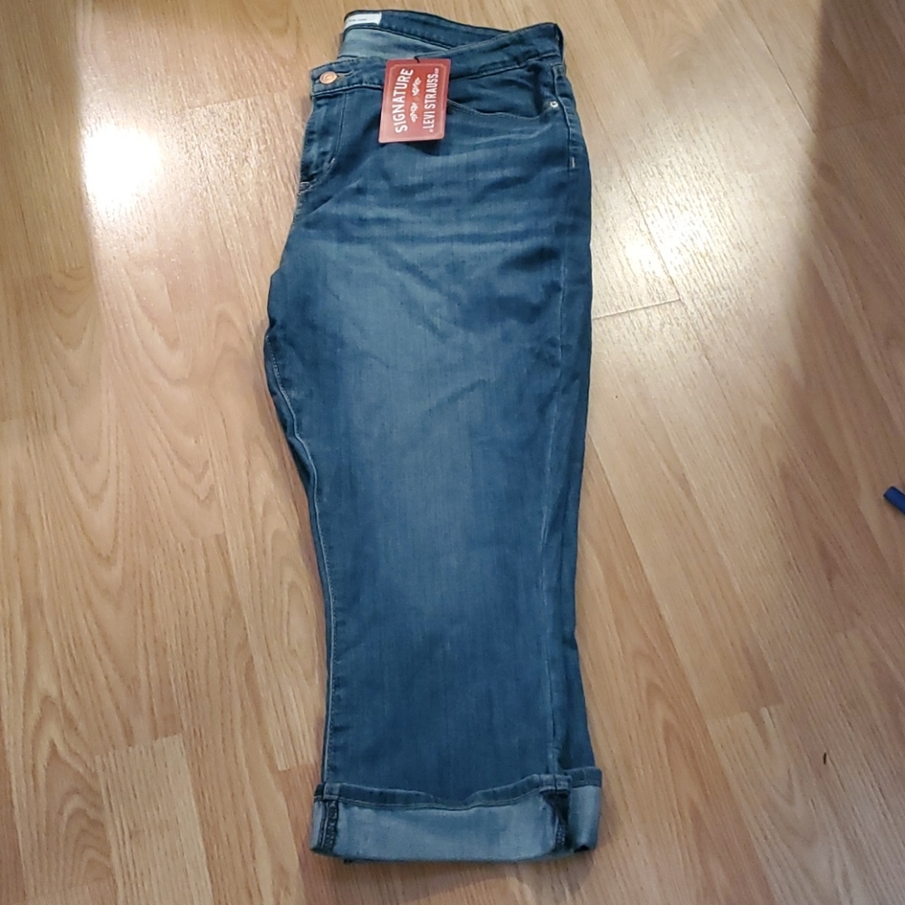NWT Signature by Levi Strauss capris.